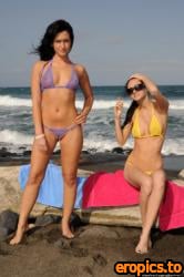 Bikini-Pleasure Eveline & Tess - Windy - x100 - 17.05.2012