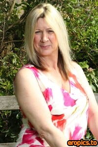 AuntJudys 59yo Busty Blonde GILF Laura makes her Stunning Springtime Debut! - 6000px - 156 Photos (05.10.2022) - Upcoming Release